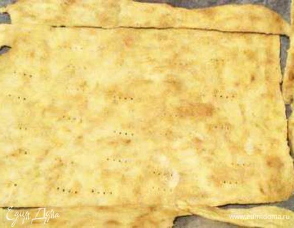 Корж тонко раскатать сразу на пергаменте, обрезать (у меня как раз есть досочка нужного размера), наколоть вилкой и вместе с обрезками перенести в разогретую до 200 градусов духовку. Выпекать несколько минут до легкой румяности.