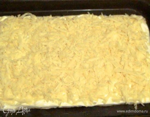 ГОРЯЧИЙ корж обильно (минимум 150 мл) смазать майонезом и посыпать тертым сыром.