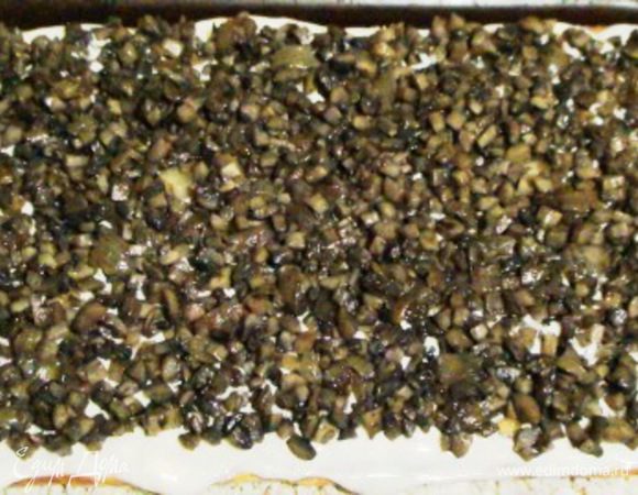 Испечь 3-й корж, выложить на курицу, ГОРЯЧИМ смазать майонезом и распределить грибы.