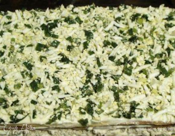 Испечь 4-й корж, выложить на грибы, ГОРЯЧИМ смазать майонезом и сверху яйца с зеленым луком.