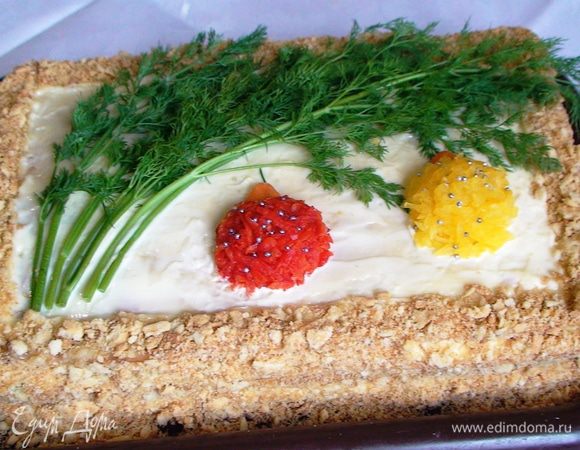 Испечь 5-й корж, выложить на яйца, ГОРЯЧИМ смазать майонезом и посыпать крошкой от коржей (я помещаю обрезки в кулек и несколько раз прохожусь скалкой). Или можете украсить по своему желанию, например, в стиле новогодней открытки.