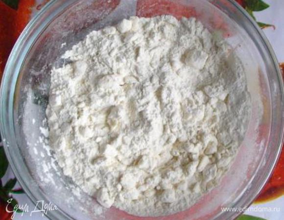 Маргарин порубить ножом с мукой. 