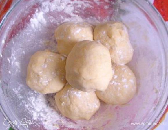 Добавить желтки, уксус и сметану и замесить мягкое тесто. Разделить на 6 одинаковых шариков, накрыть пленкой и поставить на пару часов в холодильник.
