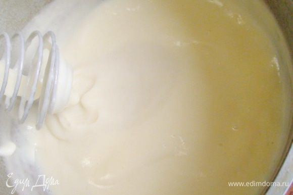 Тонкой струйкой влить смесь в кипящее остальное молоко и, постоянно помешивая, варить до первых булек. Крем накрыть пленкой и дать остыть.
