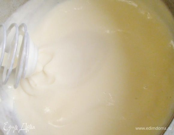Тонкой струйкой влить смесь в кипящее остальное молоко и, постоянно помешивая, варить до первых булек. Крем накрыть пленкой и дать остыть.