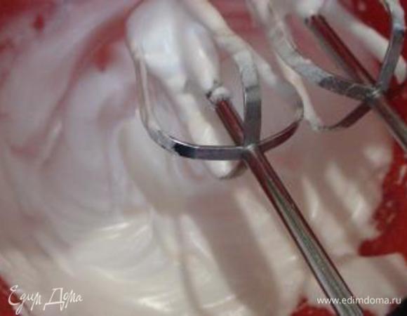 Взбить белки со щепоткой соли до крепкой пены и, понемногу добавляя сахар, до устойчивых пиков. Я делала для каждого коржа отдельно (взбивала 2 белка с 2-мя ст.л. сахара) – вы можете сразу взбить все белки с сахаром.