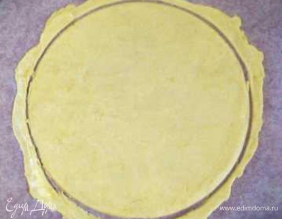 Раскатать корж сразу на пергаменте, обрезать под размеры формы.