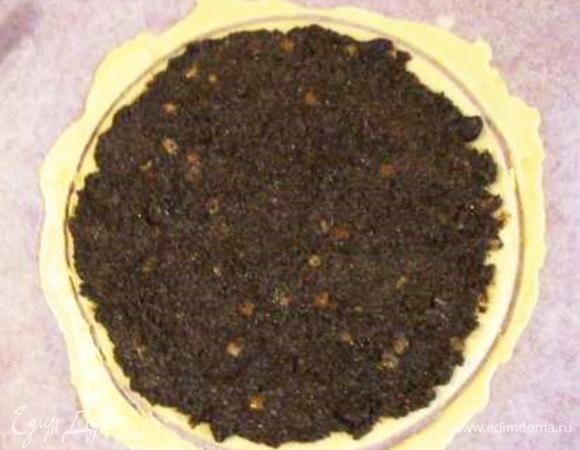 Намазать корж маком (у меня готовая маковая начинка, она с цукатами).