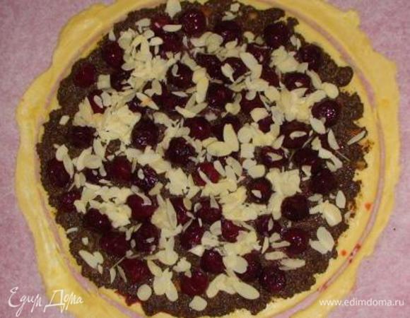 Сверху измельченные орехи (у меня миндальные лепестки).