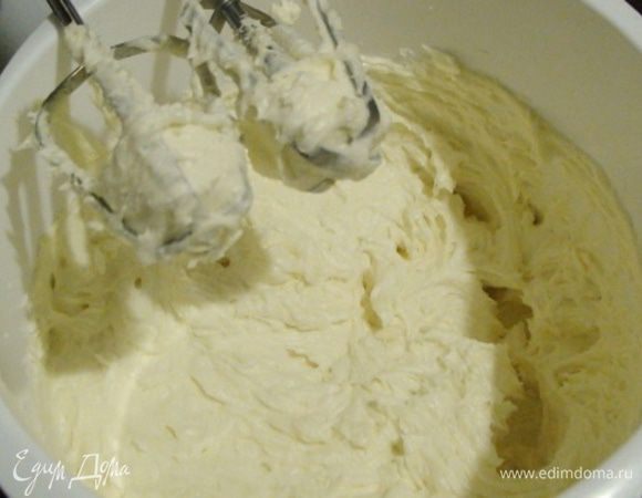 Взбить масло, постепенно добавляя остывший заварной крем и коньяк.