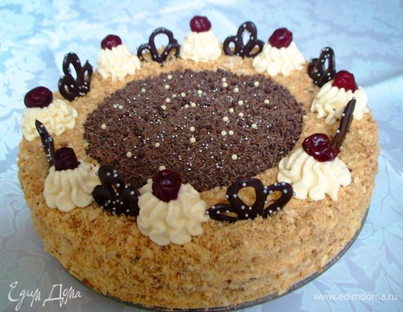 Смазать коржи кремом, выкладывая их один на другой. Также смазать бока торта. Присыпать крошкой из обрезков коржей (я укладываю обрезки в пакет и несколько раз прохожусь скалкой). Украсить по желанию (можно просто присыпать крошкой). Поставить торт настаиваться в холодильник на ночь.