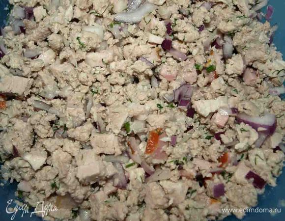 Готовим начинку. Свинину разделяем на две части. Одну часть варим с лавровым листом, перцем горошек, соль по вкусу. Вторую часть пропускаем через мясорубку с луком и обжариваем, добавляем по вкусу молотый перец, соль. Отварную свинину режем кубиками, добавляем мелконарезанный укроп и 1 мелконашинкованную луковицу. Соединяем фарш и свинину кубиками. И оставляем в холодильнике, пока будем готовить тесто. Начинка: свинина постная — 1кг, грудинка копченная — 100 г, лук — 4 шт., соль — по вкусу, перец — по вкусу, укроп — 10 г, бальзамический уксус — 2 ст. л., можжевеловые ягоды — 7 шт., бульон — 50 г, стручковая фасоль — 4 шт., перец горошком — 8 шт., лавровый лист — 4 шт.