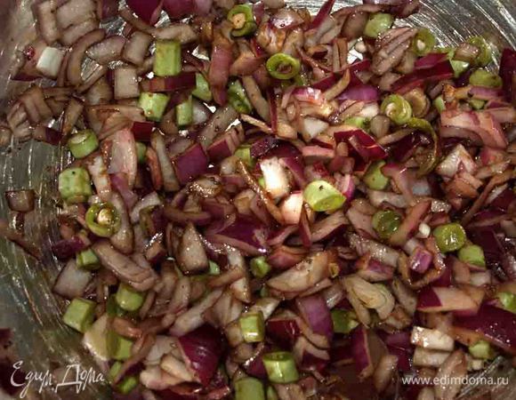 Пока тесто подходит, ягоды можжевельника измельчаем в ступке. 2 луковицы режем кубиками. Фасоль чистим, мелко режем и соединяем с луком. Добавляем 2 столовые ложки бальзамического уксуса и можжевельник. Оставляем мариноваться до формирования пирога.