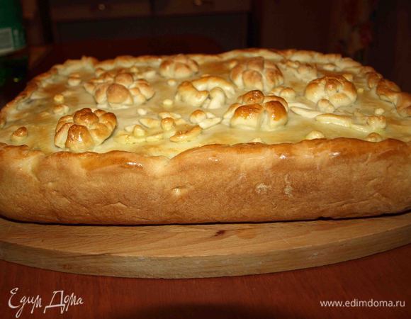 Отправляем в заранее разогретую до 180°C духовку на 40–50 минут. Готовый пирог достаем из духовки. Даем полностью остыть в форме.