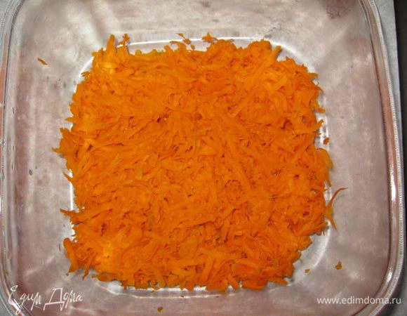 В стеклянную, глубокую миску слоями выкладываем продукты. Дно намазываем майонезом.
1-й слой: Трем на терке вареную морковь 4 штуки. Одну откладываем для украшения.
