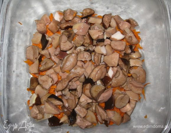 2- й слой: порезанные грибы.