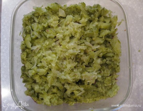 4-й слой: потертые консервированные огурцы.