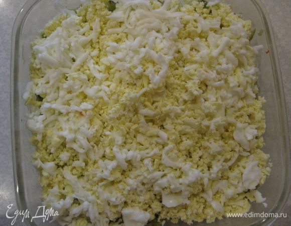 5-й слой: вареные яйца. Оставляем 1-2 белка, мы из них потом будем делать снег.