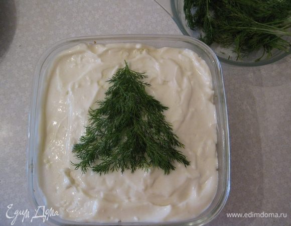 6-й слой: майонез. И укропом выкладываем елочку.