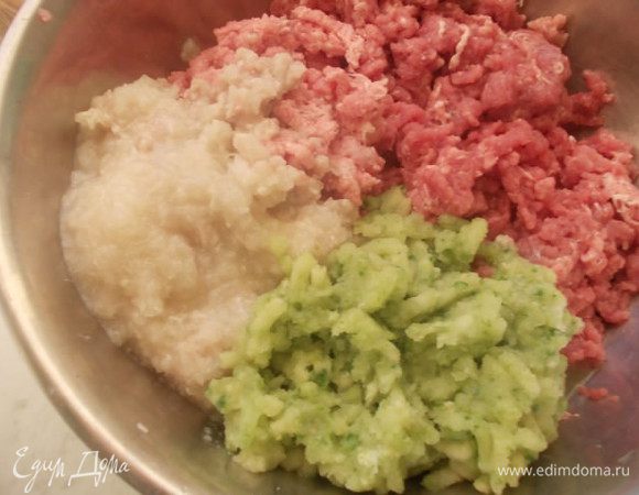 Затем помолоть лук и кабачок.