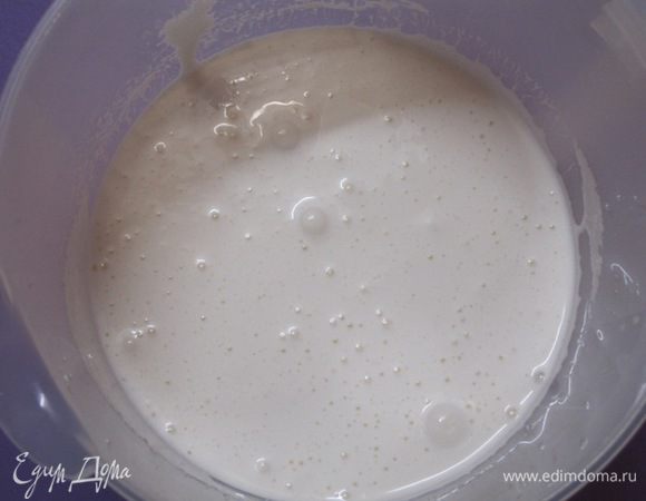 Взбить яйца с сахаром.