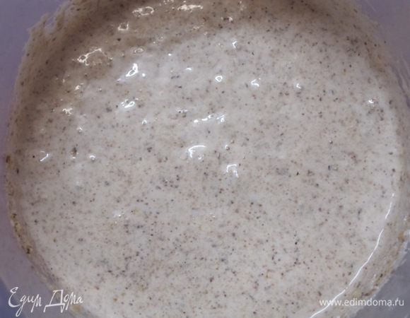 Добавить молотые орехи и разрыхлитель.