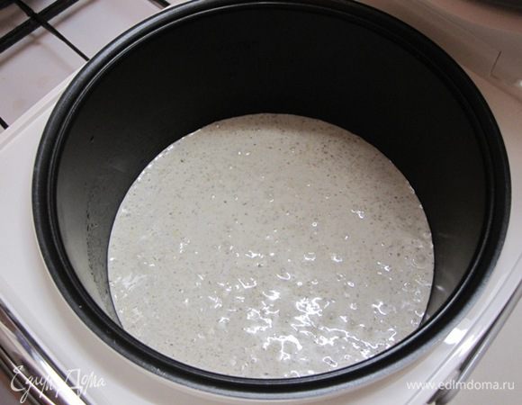 Полученную массу выложить в чашу мультиварки, смазанную маслом.Выпекать пирог в программе "выпечка" 1 час.