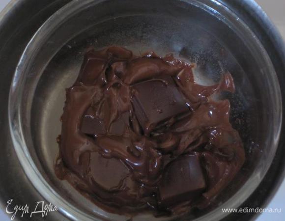 Растопить шоколад на водяной бане.