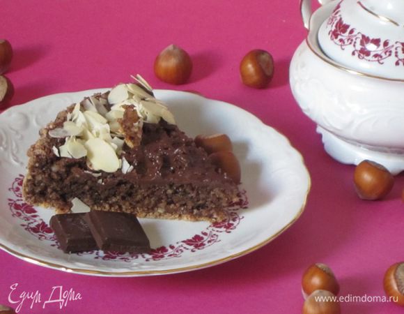 Полить пирог  растопленным шоколадом , посыпать лепестками миндаля.