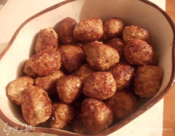 Обжарить котлетки со всех сторон. Выложить в огнеупорную посуду и накрыть фольгой. Запекать в духовке 180 С. 30 минут. Подавать с отварной чечевицей.