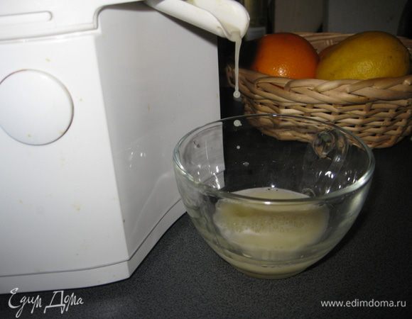 Выжимаем сок из половины лимона.