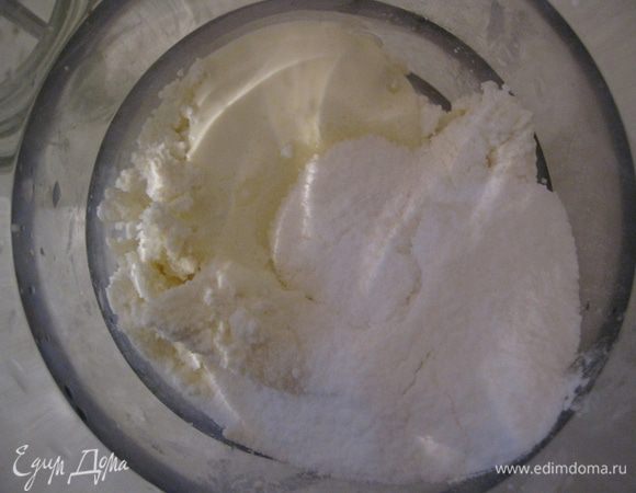 В емкость, где вы будете взбивать все продукты кладем творог, сок лимона, сахарную пудру, сметану. Взбиваем.