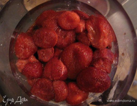 Добавляем клубнику.