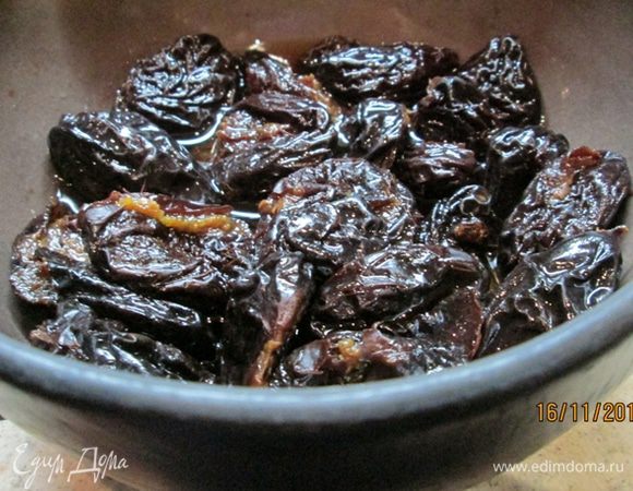 Чернослив вымыть и замочить в коньяке на 30 мин. Затем порезать или измельчить в блендере.