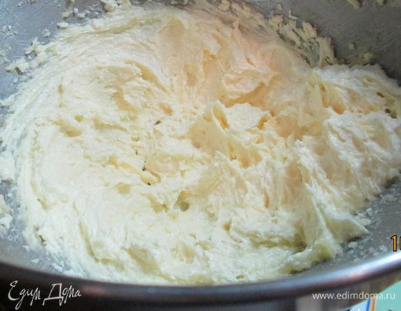 Размягченное сливочное масло с сахаром (150 г) и солью взбить в пышную массу. 