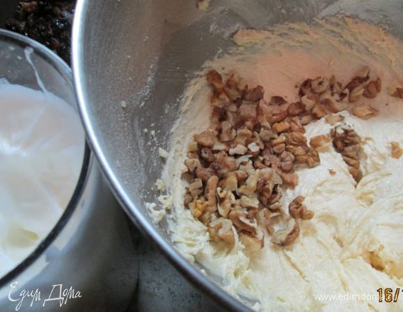 Грецкие орехи порубить ножом. Отделить желтки от белков. Добавить желтки (4 шт.), просеянную муку и разрыхлитель к маслу. Взбить.  
В полученную массу ввести грецкие орехи и чернослив. Перемешать лопаткой. Взбить белки (4 шт). 