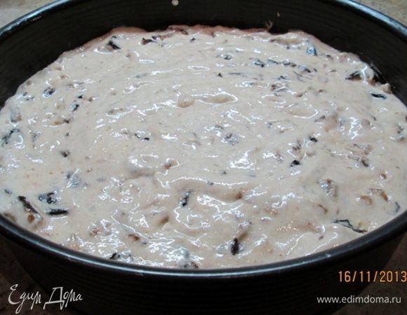 Разогреть духовку до 180 гр. Тесто выложить в смазанную маслом разъемную форму (у меня диаметром 26 см). Выпекать 45 мин. Готовность проверяйте деревянной палочкой.