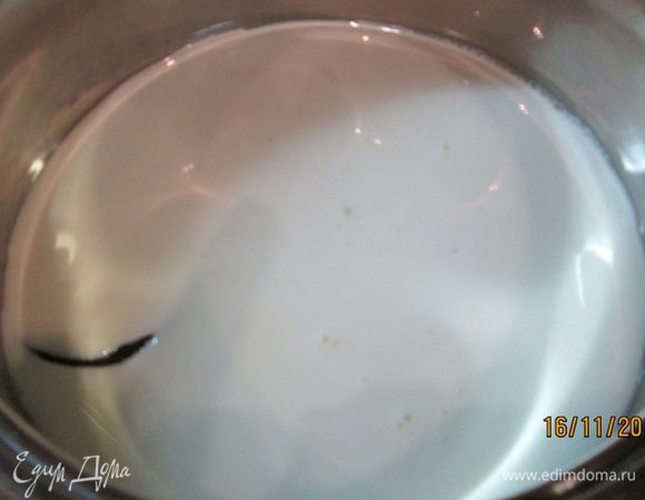Займемся кремом. Разогреть в кастрюле молоко, сливки (60 мл), ванилин и 25 г сахарного песка.