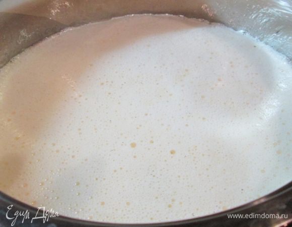Влить половину кипящего молока в растертые желтки с сахаром, взбить. Перелить смесь в кастрюлю с оставшимся молоком и подогревать, постоянно помешивая, до легкого загустения. Нельзя доводить смесь до кипения, желтки могут свернуться! 