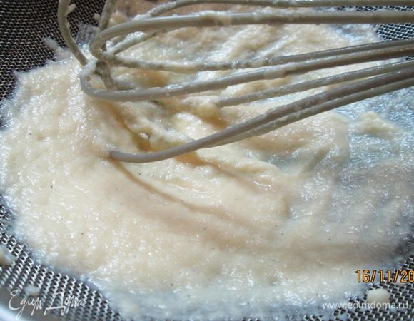 Снять с огня, продолжать взбивать минуты 2, затем процедить и охладить.