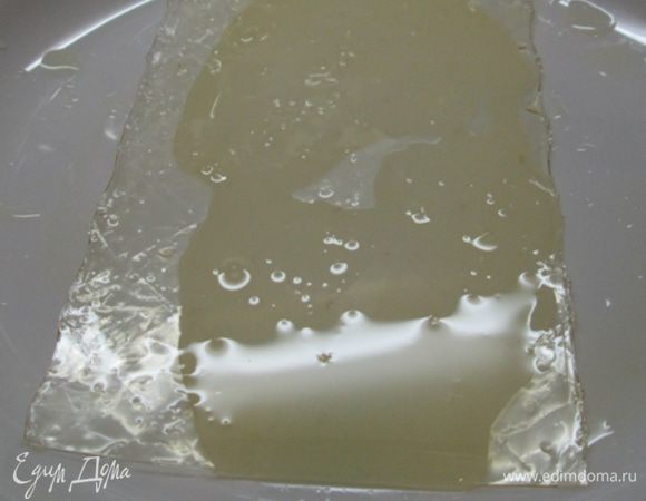 Для сахарной пасты замочить желатин в лимонном соке.