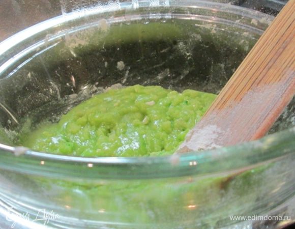 На водяной бане растопить просеянную сахарную пудру, смоченную водой. Добавить 4 капли зеленого красителя. Добавить крахмал и желатин. Вымешать. Охладить. Поместить на 0,5 часа в холодильник. Внимание, не передерживайте сахарную пасту! Я держала массу в холодильнике дольше, и паста затвердела. Пришлось разогревать ее в микроволновке, но она стала не такой эластичной. 