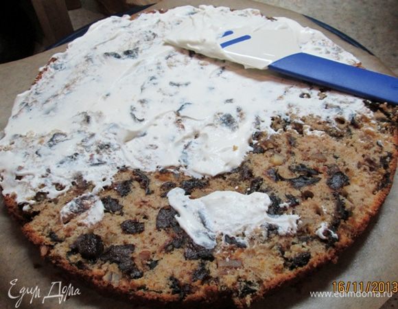 Корж разрезать пополам. Смазать нижнюю часть взбитыми сливками (125 мл), накрыть верхней частью.