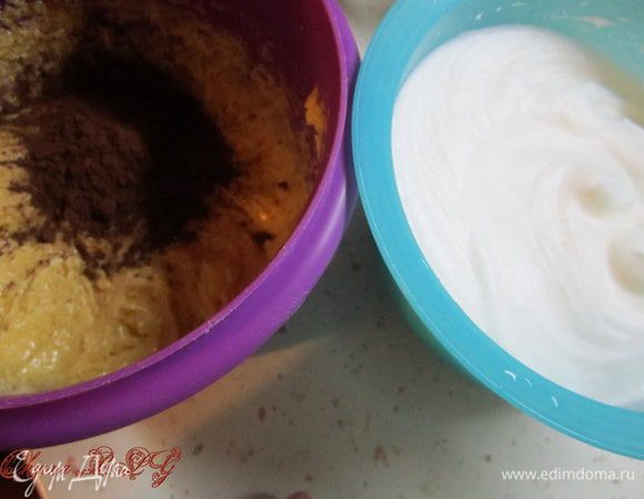 Коржи. Белки взбить в устойчивую пену.
Сливочное масло перетереть с сахаром. Добавить по одному желтки, какао, муку. 
