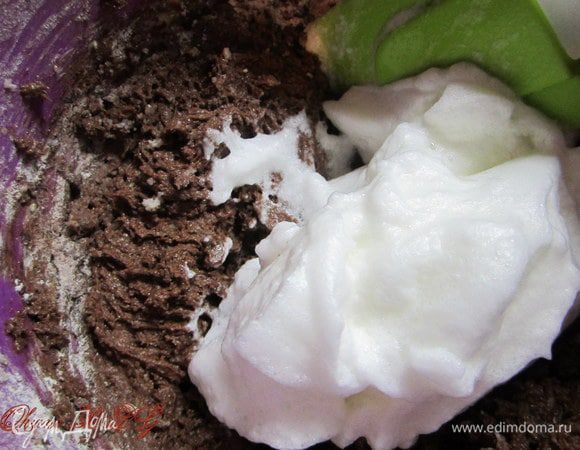 Аккуратно вести белки.
