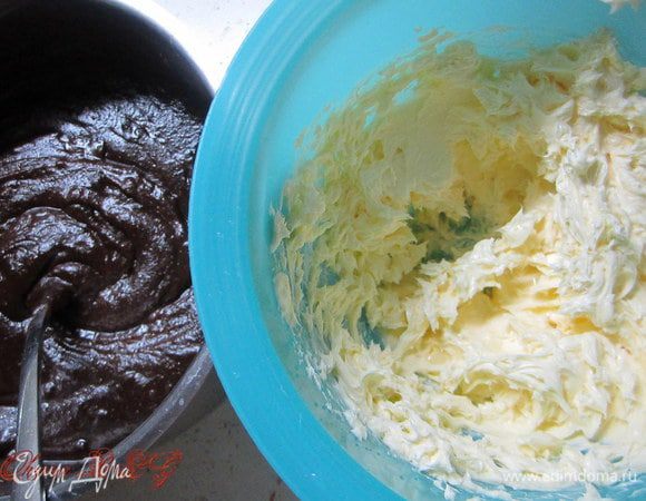 Поставить на средный огонь. Помешивая варить пока маса не станет густой.
Снять с огня, охладить.
Масло взбить, ввести шоколадный крем. 
