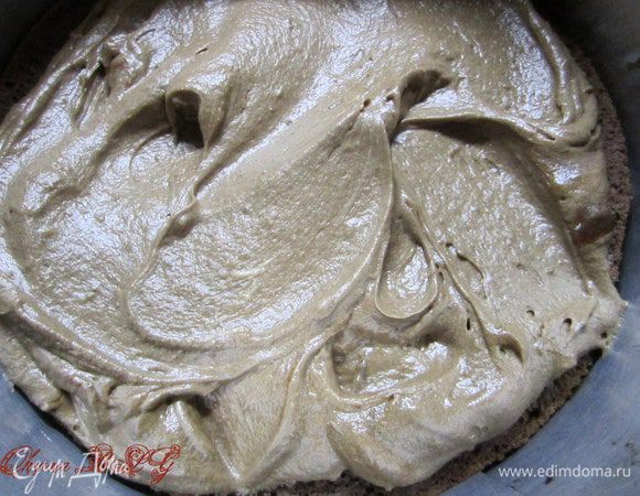 Коржи перемазать кремом.
