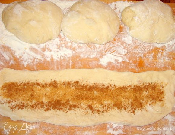 Каждую часть растянуть, придавить. В центр по всей длине насыпать коричневый сахар и корицу.