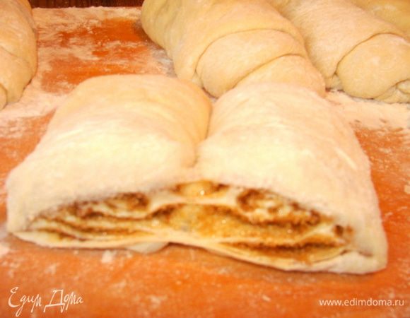 Каждый рулетик разрезать пополам не до самого конца.