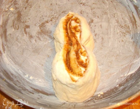 Выложить в форму, смазанную сливочным маслом, сахарной стороной вверх.